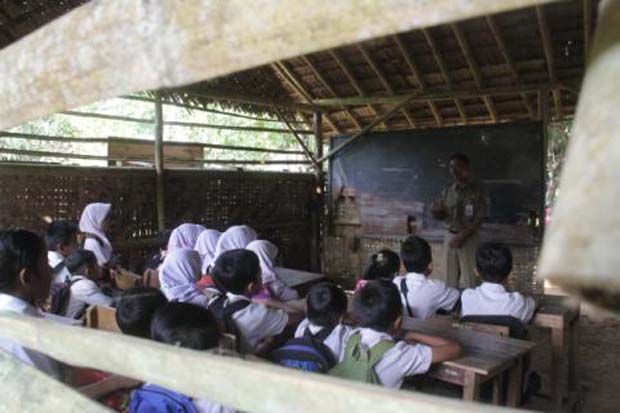 Siswa SDN Cijaralang 2 Tetap Semangat meski Belajar di Gubuk
