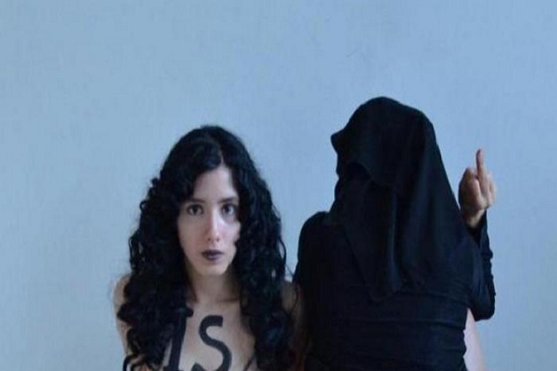 Aktivis Topless Mesir Buang Air Besar di Bendera ISIS