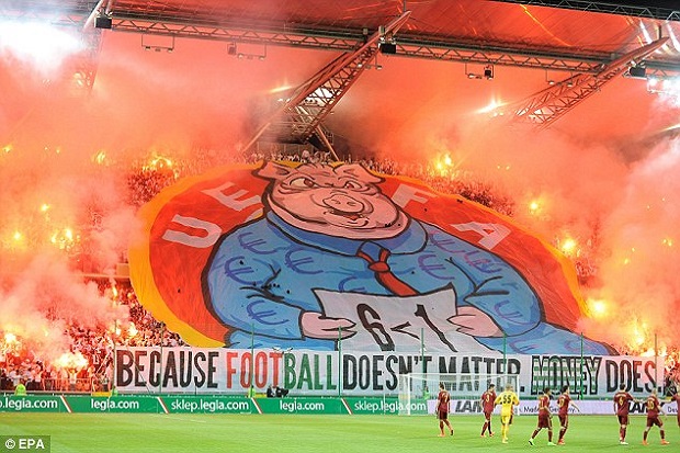 Fans Legia Warsawa Hina UEFA Seperti Babi