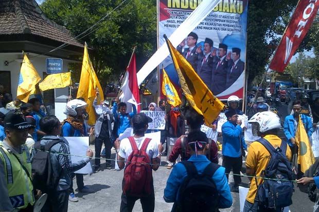 Pelantikan Anggota DPRD Kabupaten Malang Diwarnai Unjuk Rasa