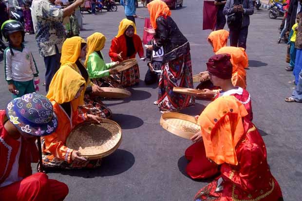 Aksi Seniman di Jalan Protokol Pamekasan