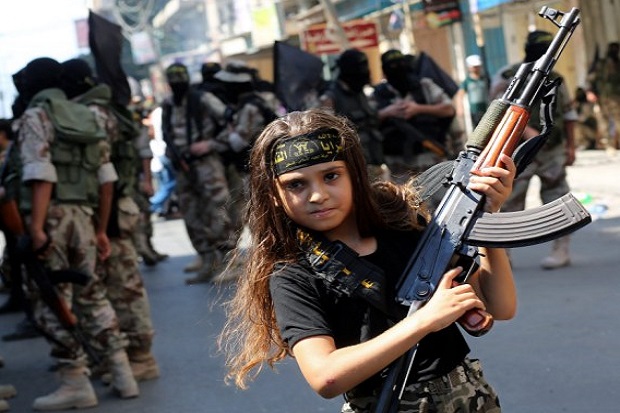 Pegang Kalashinkov, Gadis Palestina Pukau Parade Perang