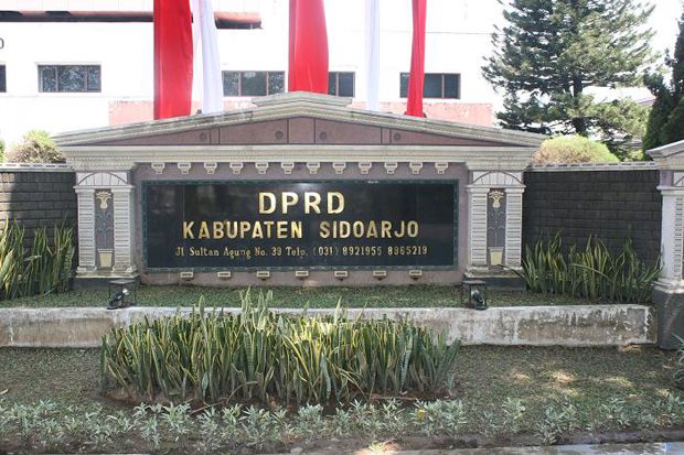 Anggota DPRD Sidoarjo Gadaikan SK Pelantikan