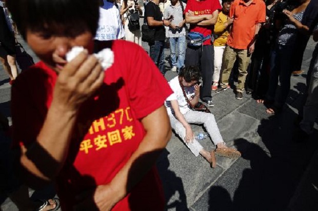 Nasib Tak Jelas, Kerabat Penumpang MH370 Emosi
