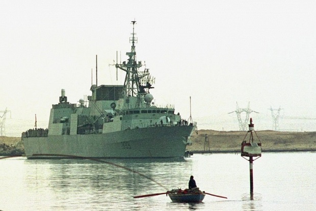 Tegang, Pesawat Rusia Terbang di Atas Kapal Perang Kanada