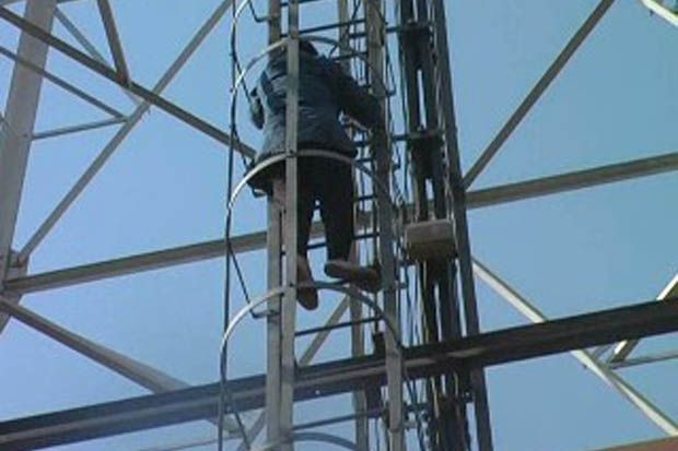 Tolak Dimadu, Ning Sri Panjat Menara Telekomunikasi