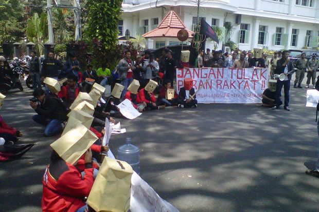 Tolak RUU Pilkada, Mahasiswa Demo di Balai Kota Malang