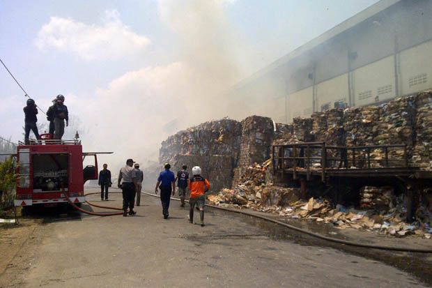 Kebakaran di Area Pabrik Kertas Diduga Akibat Puntung Rokok