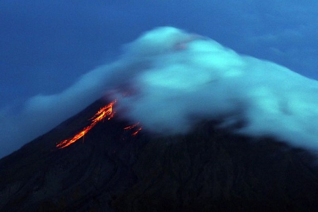 Akan Meletus, Gunung Mayon di Filipina Muntahkan Lava