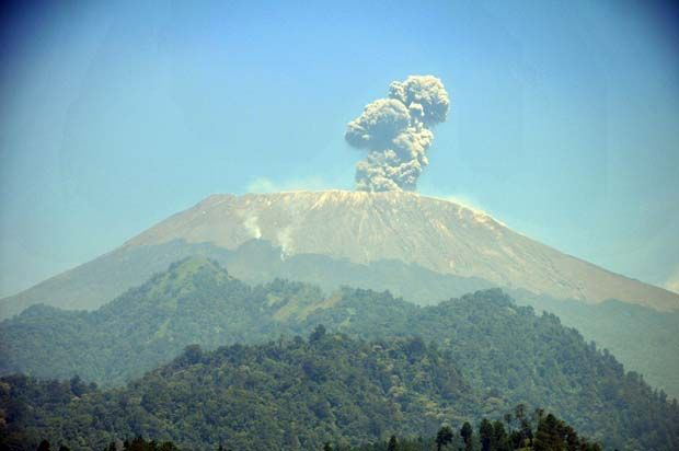 Gunung Slamet Diguncang 137 Kali Gempa