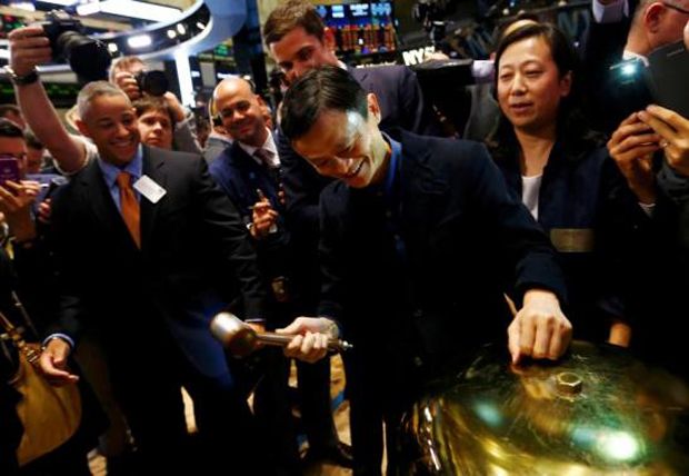 Saham Alibaba Melesat 38% di Hari Pertama