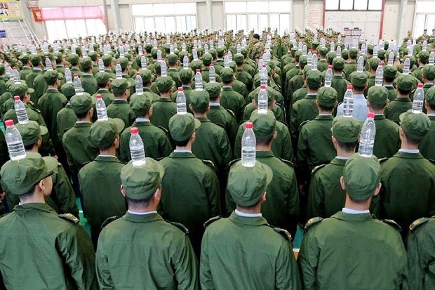 Tes Unik Militer China, Taruh Botol Air di Atas Kepala
