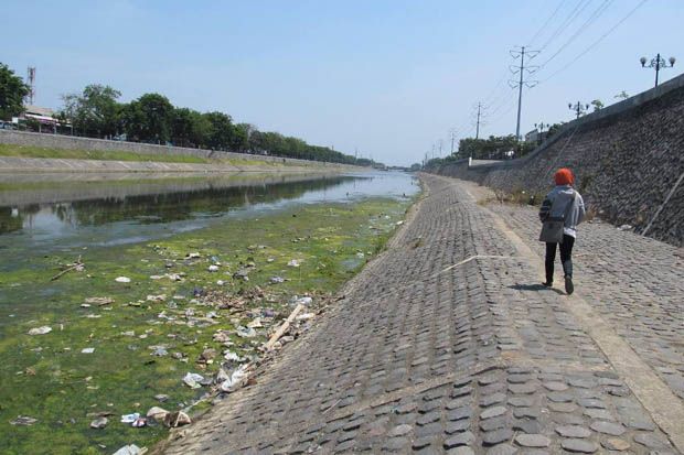 Debit Air Menyusut, Kanal Banjir Barat Dipenuhi Sampah