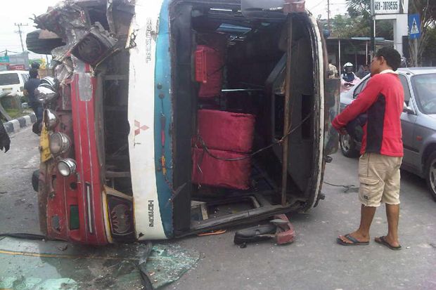 Bus Terguling di Pekanbaru, Tiga Luka-luka