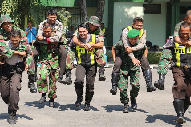 Di Surabaya, Anggota TNI-Polri Saling Gendong