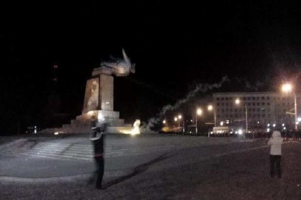 Ngamuk, Demonstran Kiev Robohkan Patung Lenin