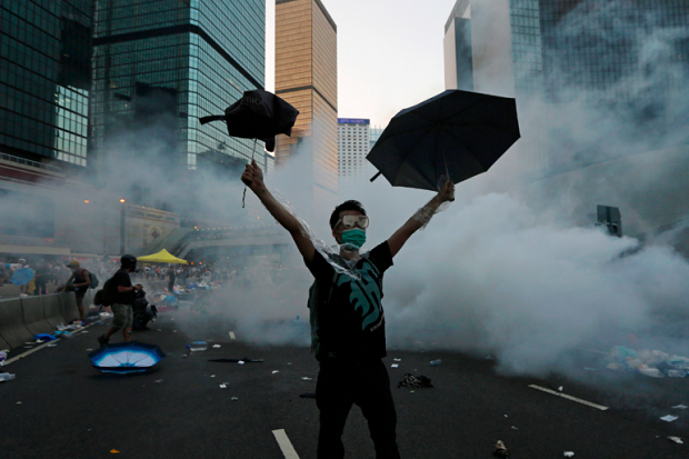 Demonstran Tuntut Pemimpin Hong Kong Lengser