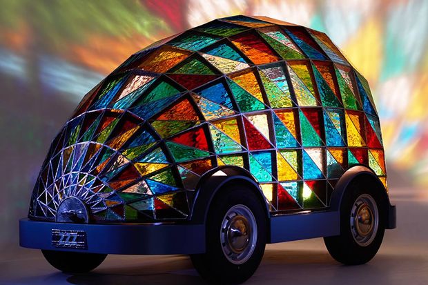 Stained Glass Driverless Sleeper Car Karavan Desainer Inggris