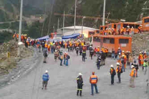 Ratusan Karyawan Freeport Blokade Jalan