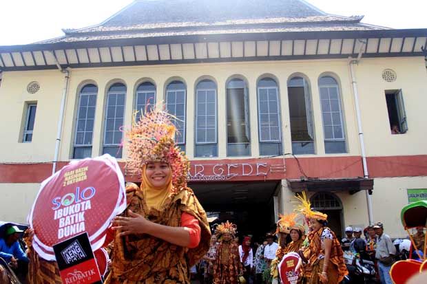 Hari Batik, Pedagang Pasar Gede Gelar Fashion Show