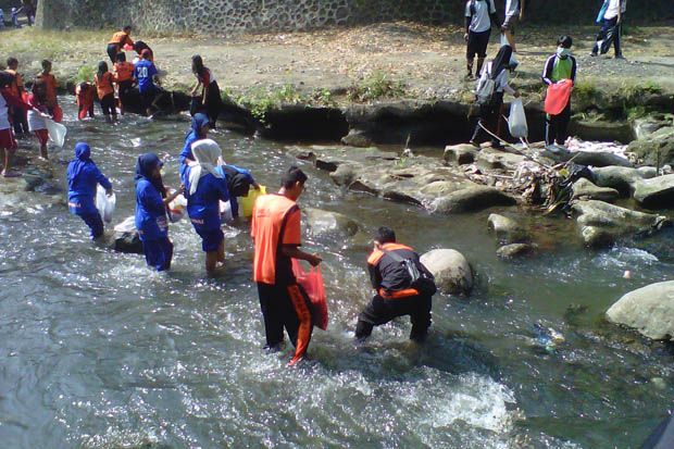 Ratusan Pelajar Pantau Kualitas Air Sungai Brantas