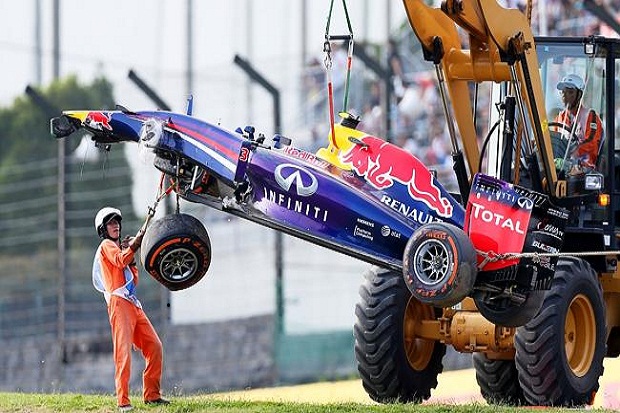 Ricciardo Alami Tabrakan di Sesi Latihan