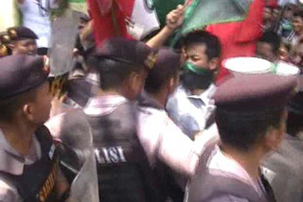 Demo Mahasiswa di Kantor Pemkab Jombang Ricuh
