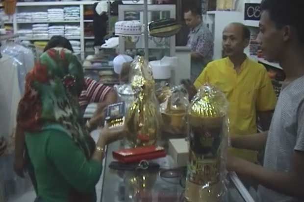 Penjual Souvenir Haji Diburu Warga