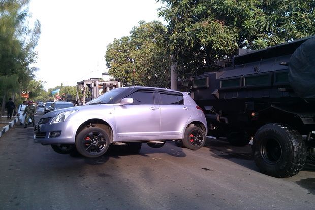 Halangi Jalan, TNI Derek Mobil yang Parkir Sembarangan