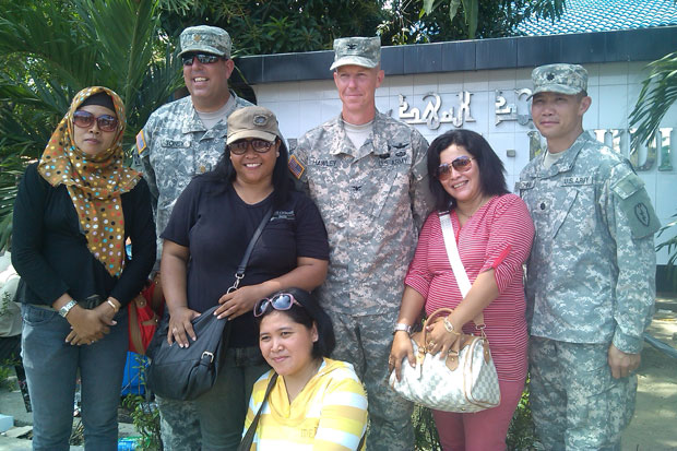 Masyarakat Berebut Selfie Bareng US Army di HUT TNI