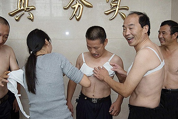 Sosialisasi Kanker Payudara, Pria China Kenakan Bra