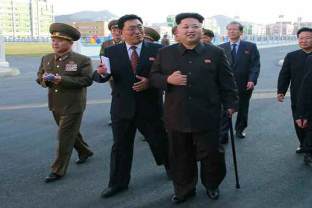 Lama Menghilang, Jong-un Muncul Menggunakan Tongkat