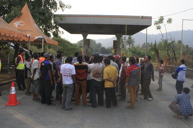 Ratusan Sopir Truk Blokir Tol Tangerang-Merak