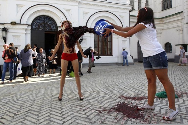 Protes Putin, Para Aktivis Topless Mandi Darah