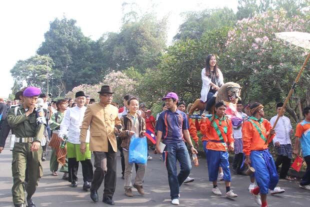 Mahasiswa Asing Antusias Ikuti Parade Budaya
