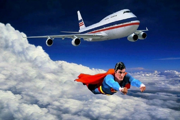 Pilot Inggris Berpapasan Dengan Superman di Udara
