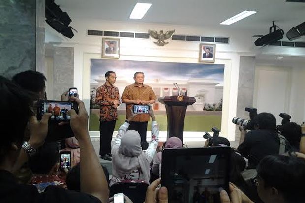 Diajak SBY Keliling Istana, Jokowi Tegang