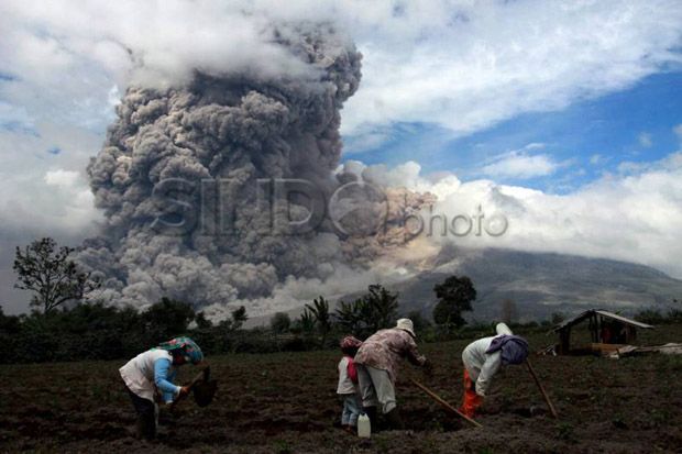 Gunung Sinabung Luncurkan Awan Panas 2,5 Km