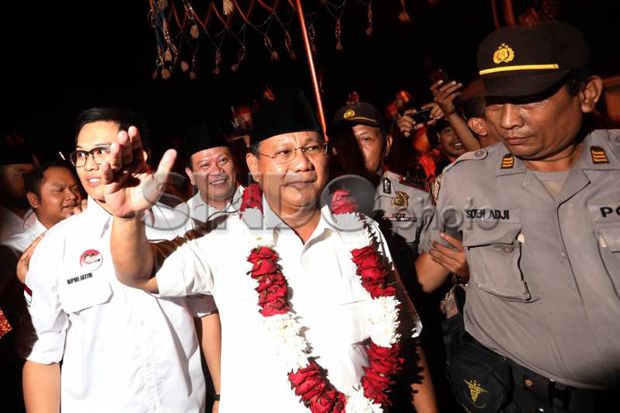Tepuk Tangan Warnai Kehadiran Prabowo di Pelantikan Jokowi-JK