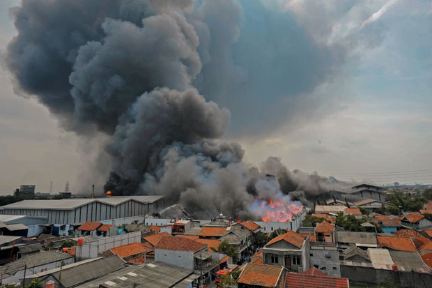 Pabrik Minyak Goreng di Bekasi Terbakar