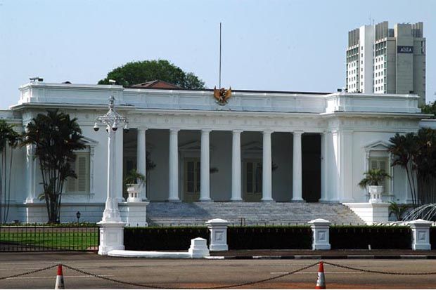 Jokowi Wajibkan Calon Anggota Kabinet Pakai Baju Putih