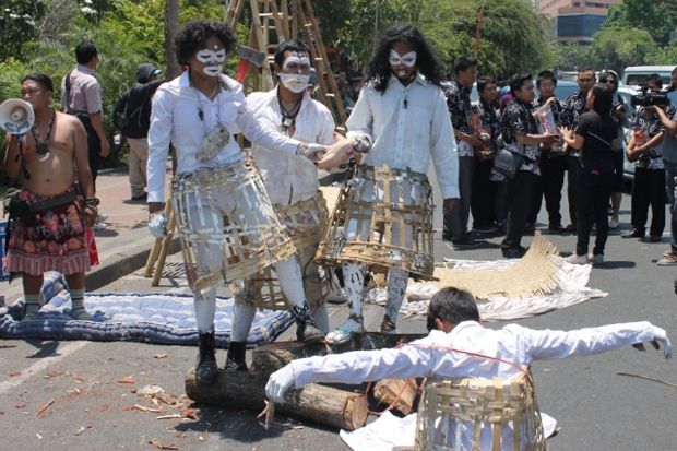 Hari Sumpah Pemuda, Seniman Surabaya Gelar Aksi Teatrikal