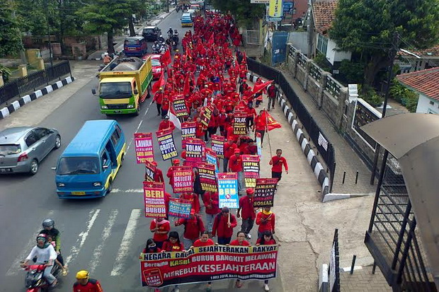 Tolak BBM Naik, Ribuan Buruh di Jombang Turun ke Jalan