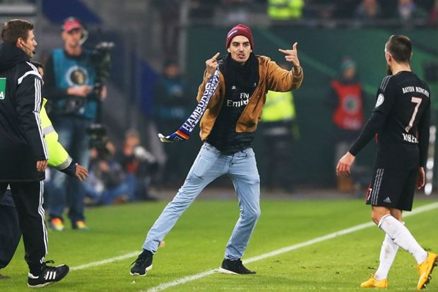 Fans Hamburg Pukul Wajah Ribery