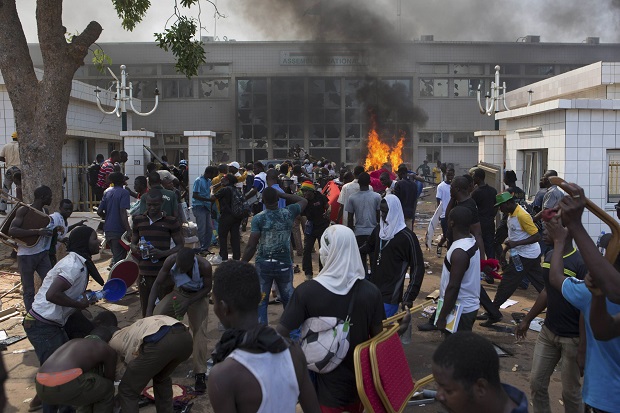 Rakyat Mengamuk, Gedung DPR Burkina Faso Dibakar