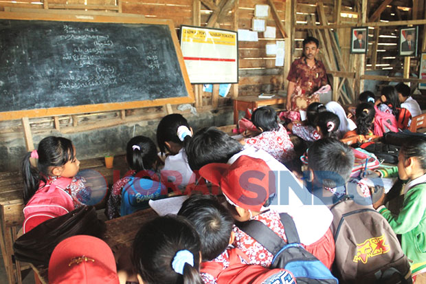 104 Siswa SD Belajar di Kandang Kerbau