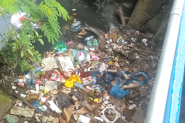 Drainase Jalan Sisingamangaraja Tertutup Tumpukan Sampah
