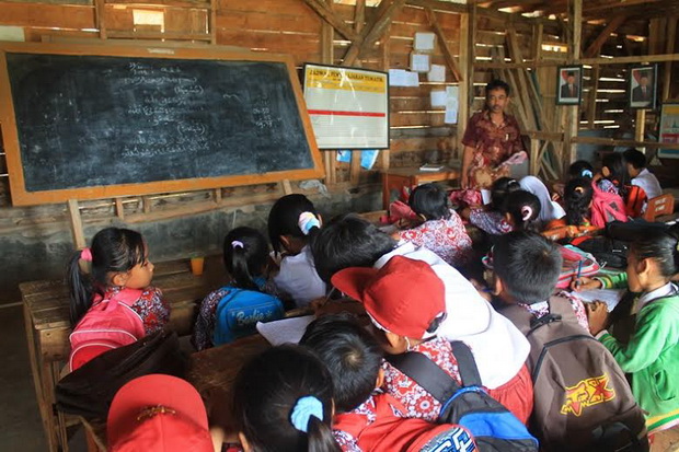 Anak-anak Pedagang Asongan di Cikarang Terancam Putus Sekolah