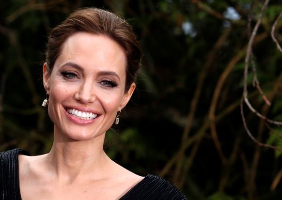 Angelina Jolie Bakal Terjun ke Politik