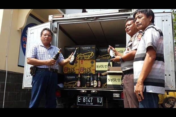 Polisi Amankan Truk Bermuatan 7.000 Botol Miras